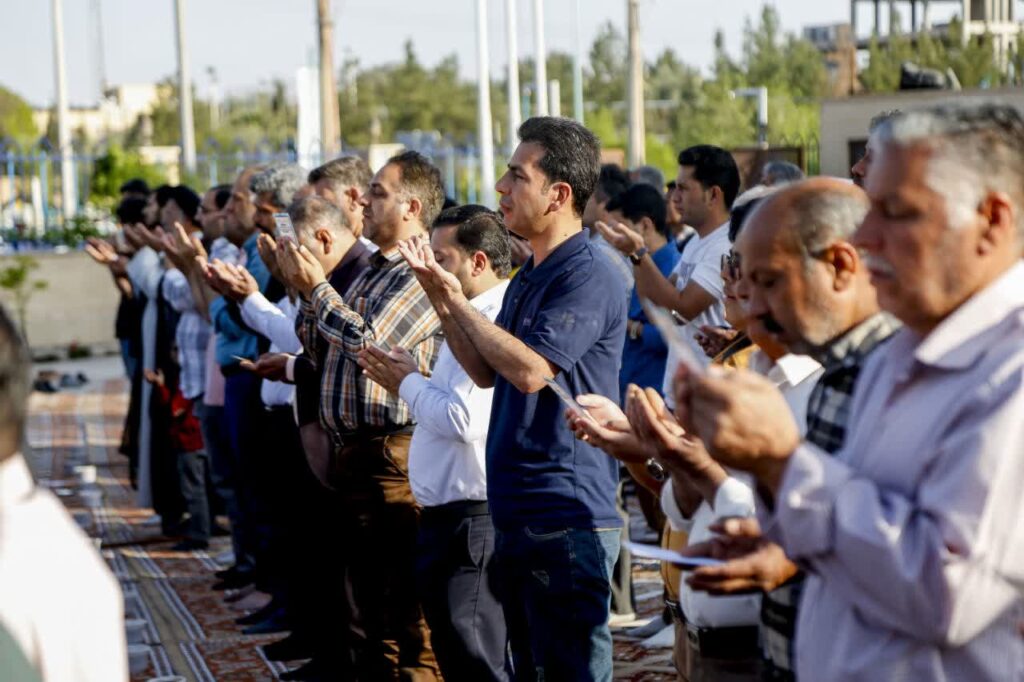 اقامه نماز عیدسعید فطر به امامت آیت‌الله مدرسی در مدینة العلم کاظمیه یزد