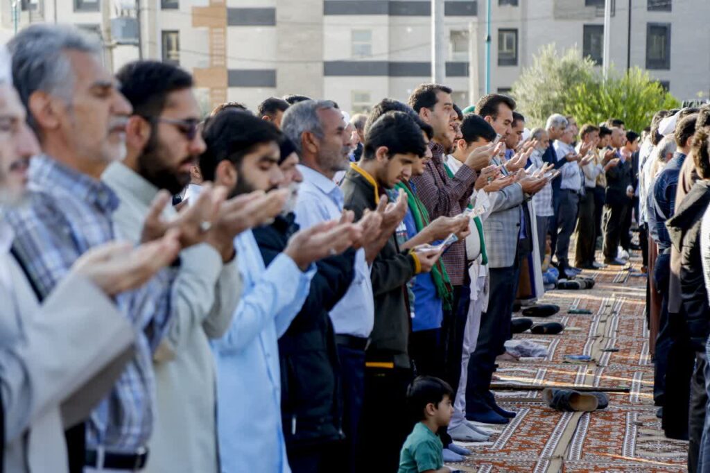 اقامه نماز عیدسعید فطر به امامت آیت‌الله مدرسی در مدینة العلم کاظمیه یزد