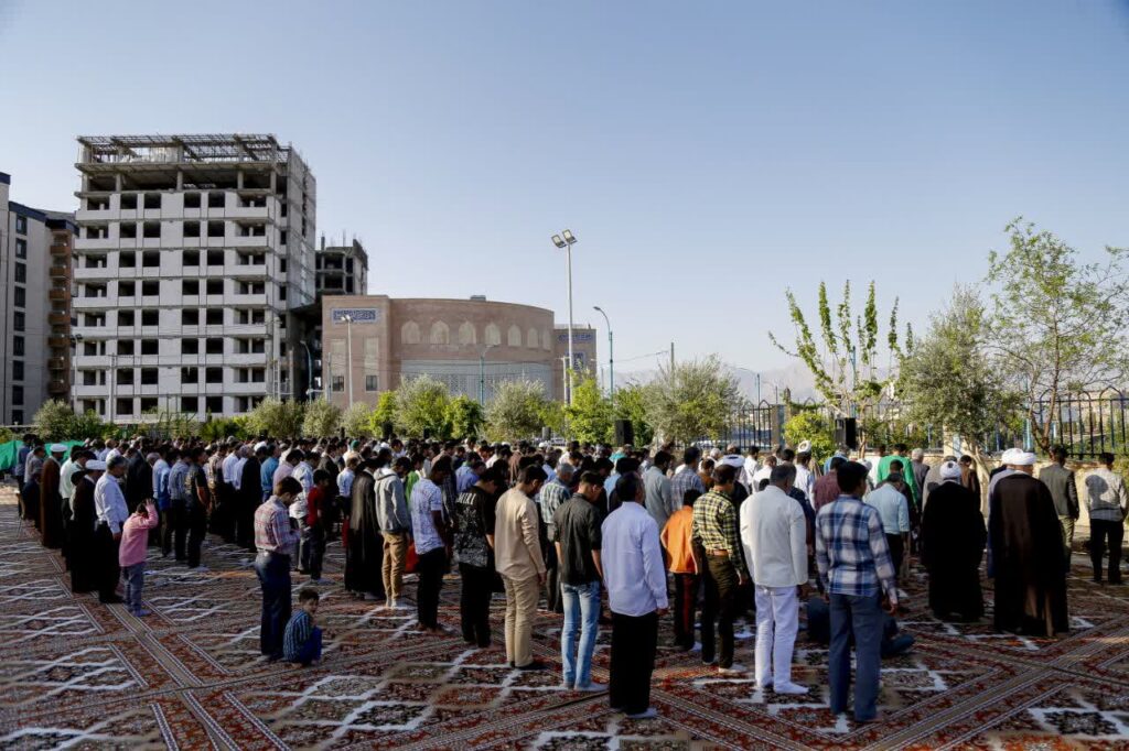 اقامه نماز عیدسعید فطر به امامت آیت‌الله مدرسی در مدینة العلم کاظمیه یزد