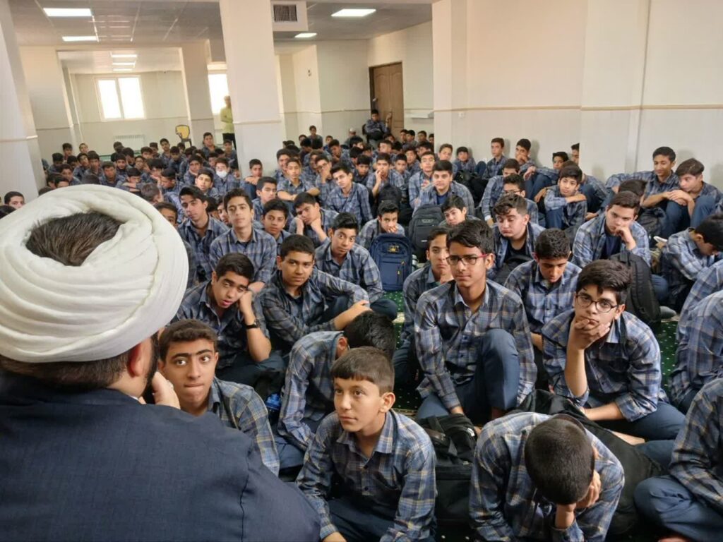 حضور معاون اجرایی مدینة‌العلم کاظمیه در جمع دانش آموزان پایه هشتم دبیرستان دکتر عارف