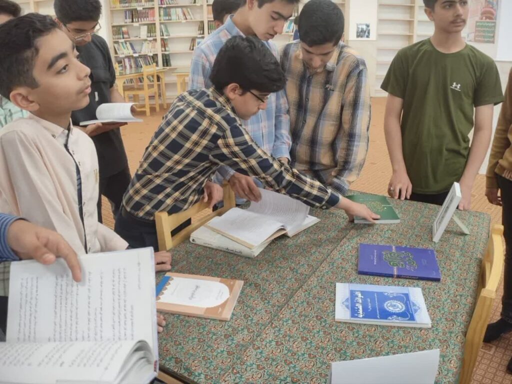 حضور تعدادی از دانش‌آموزان دبیرستان شاهد افشار در مدینة‌العلم کاظمیه