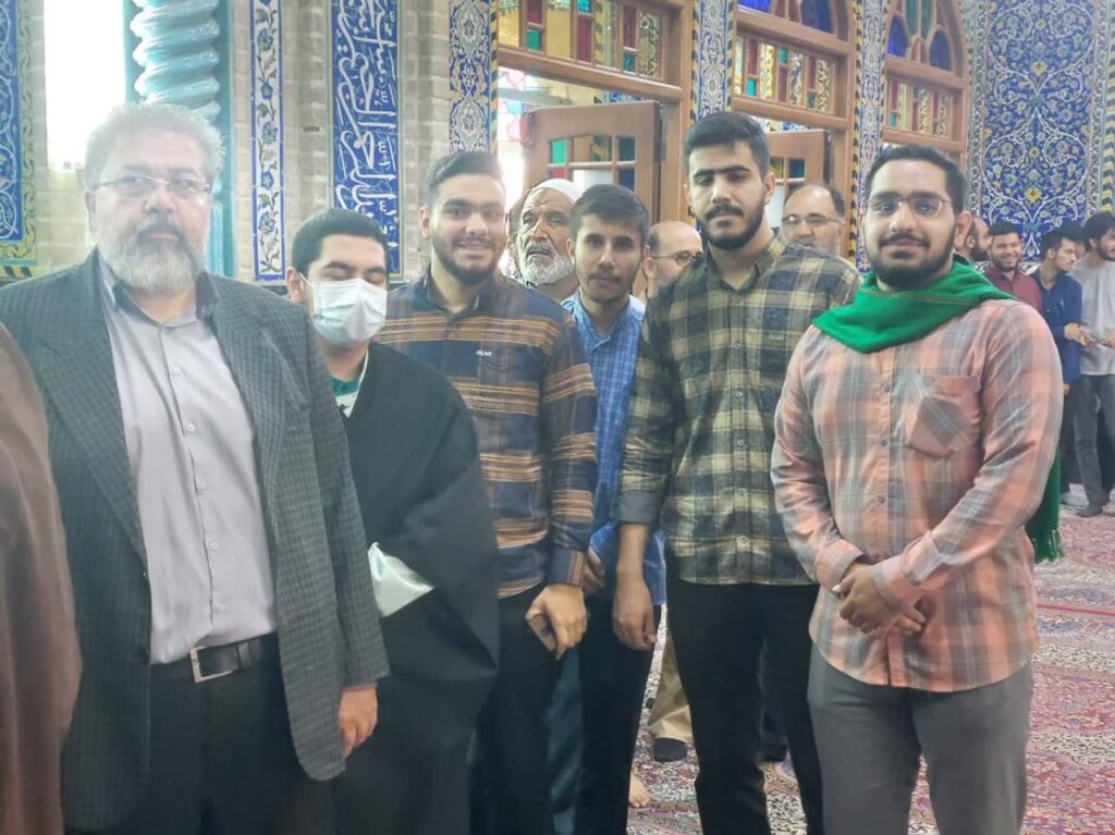 حضور جمعی از کادر و طلاب مدینة العلم کاظمیه در اولین دقایق آغاز فرایند رأی گیری در پایگاه انقلاب