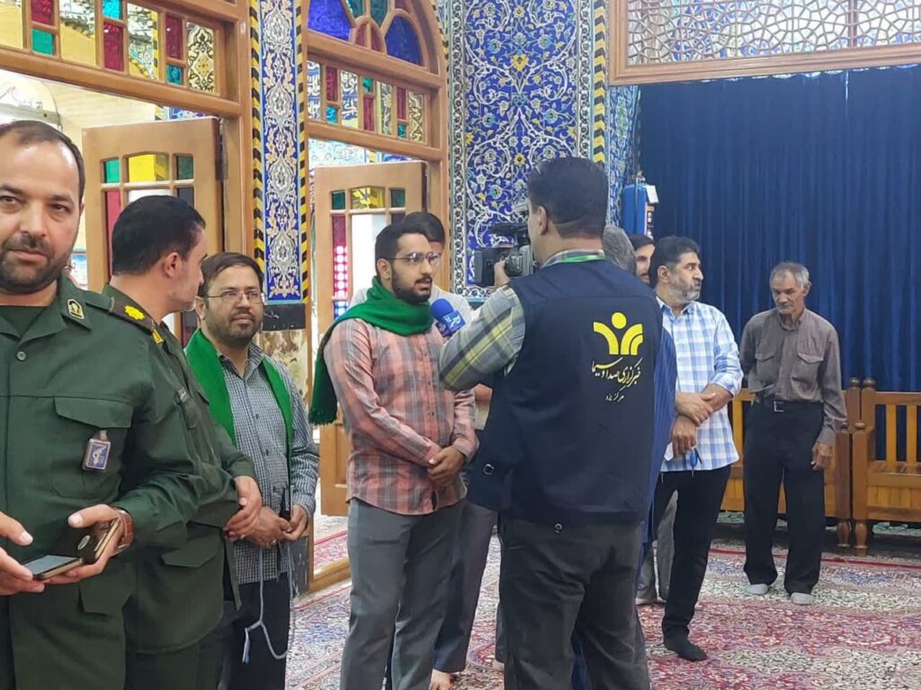 حضور جمعی از کادر و طلاب مدینة العلم کاظمیه در اولین دقایق آغاز فرایند رأی گیری در پایگاه انقلاب