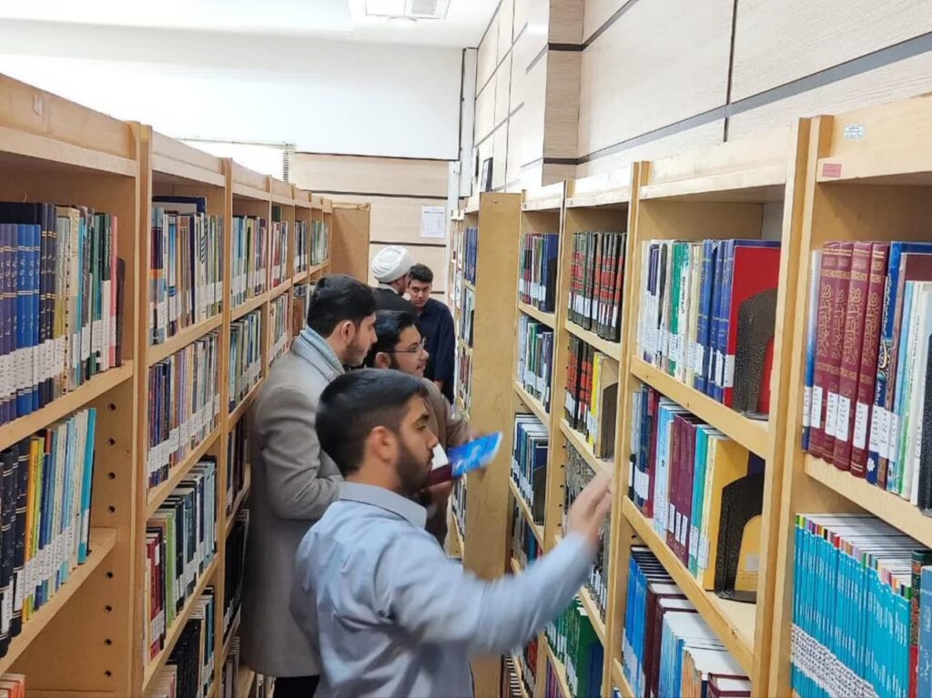 بازدید از کتابخانه تخصصی حقوق و قضای اسلامی همزمان با هفته کتاب و کتابخوانی