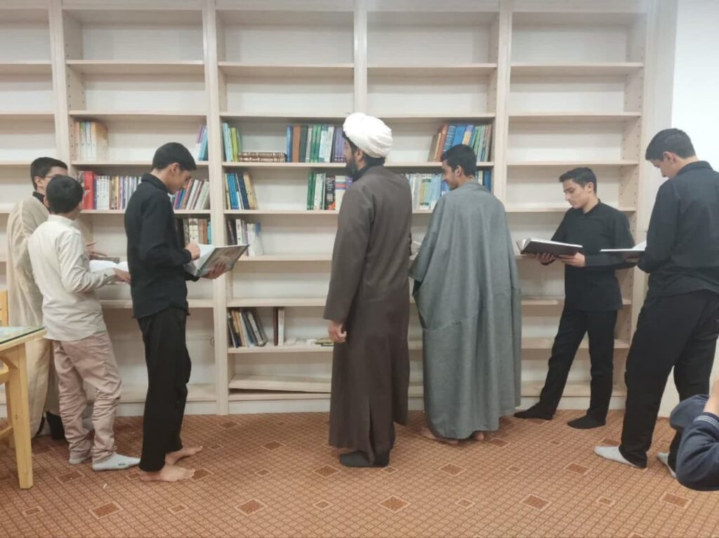 تجهیز سالن مطالعه مدرسه به کتب جدید در هفته کتاب و کتابخوانی